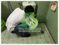 Cách thông bồn cầu bằng băng keo hiệu quả