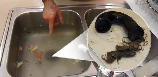 Thức ăn thừa, bụi bẩn, côn trùng,..là những nguyên nhân khiến tắc cống