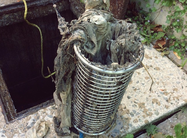 Đào đường cống thoát nước quận 2 nghẹt do chất thải