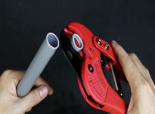 sua duong cong thoat nuoc bang cat noi ong nhua