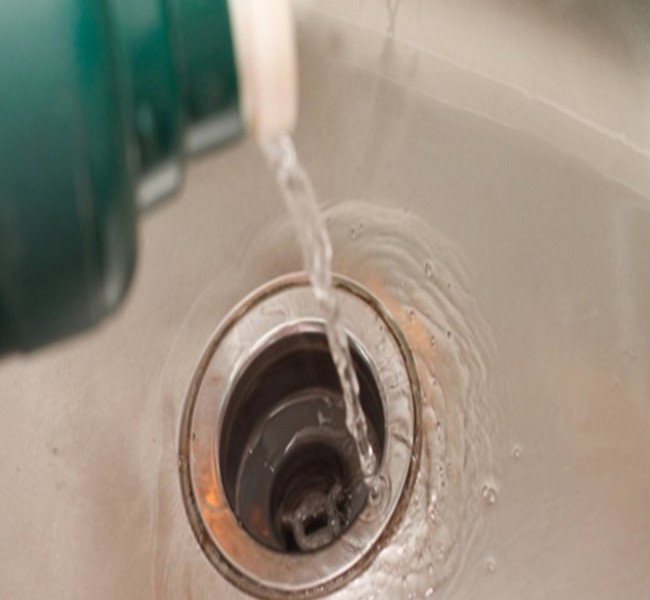 Sử dụng nước sôi để khử mùi hôi cống