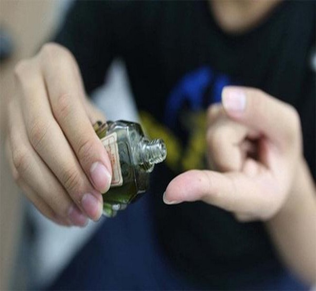 Sử dụng dầu gió để khử mùi hôi cống thoát nước