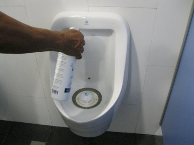 giá thông tắc bồn tiểu nam quận 2