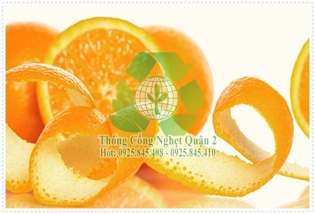 Sử dụng tin dầu cam, sả để khử mùi hôi nhà vệ sinh