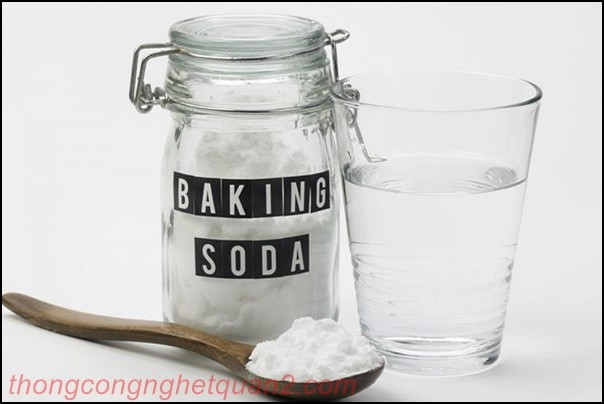 Vệ sinh bồn cầu bị ố v&agrave;ng bằng baking soda