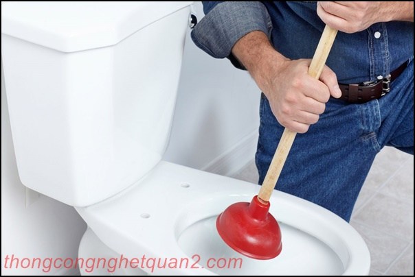 cách tự thông bồn cầu bị nghẹt tại nhà