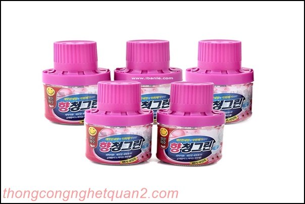 Vệ sinh bồn cầu bị ố v&agrave;ng bằng chai thả bồn cầu