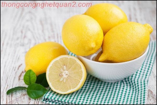 Vệ sinh bồn cầu bị ố v&agrave;ng bằng chanh tươi