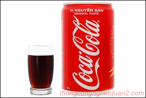 Vệ sinh bồn cầu bị ố v&agrave;ng bằng coca cola