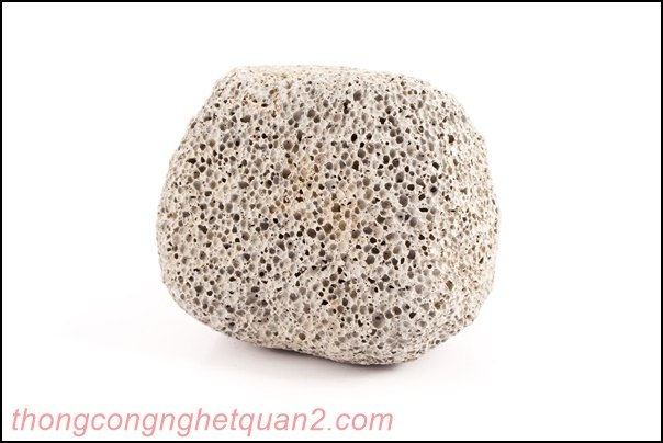 Vệ sinh bồn cầu bị ố v&agrave;ng bằng đ&aacute; bọt