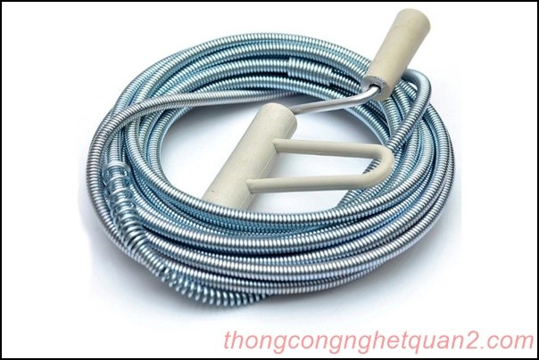 Sử dụng d&acirc;y khoan để th&ocirc;ng cống