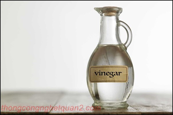 Vệ sinh bồn cầu bị ố vằng bằng giấm trắng