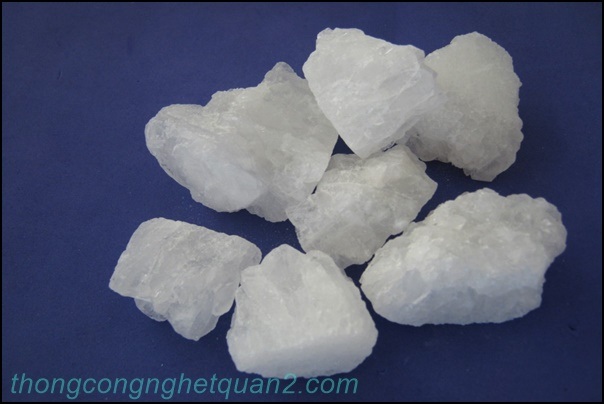 Vệ sinh bồn cầu bị ố v&agrave;ng bằng ph&egrave;n chua