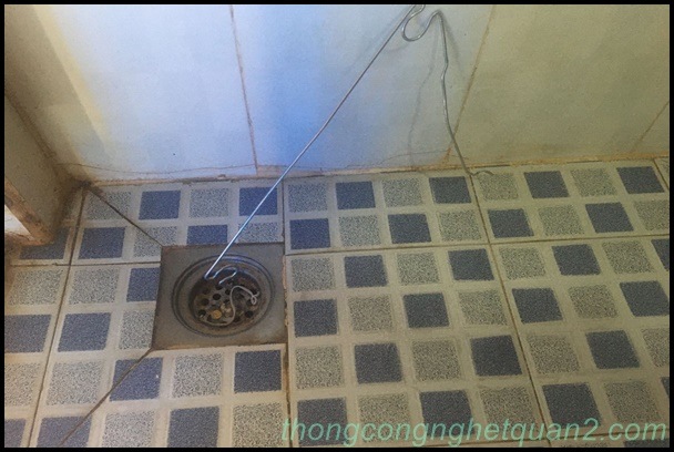thông cống nghẹt bằng móc quần áo