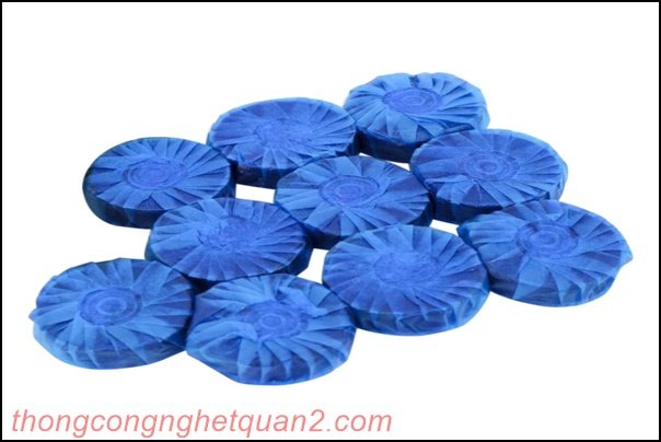 Vệ sinh bồn cầu bị ố v&agrave;ng bằng vi&ecirc;n tẩy bồn cầu