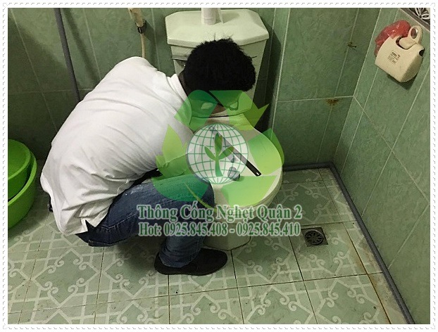 Sử dụng pittong cao su để xử lý hầm cầu không xuống nước