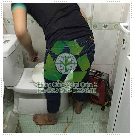 Cách thông bồn cầu nghẹt bằng cây thụt bồn cầu