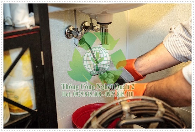 Thông bồn cầu nghẹt bằng dụng cụ thông cầu chuyên dụng